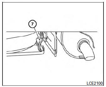 Nissan Micra. Reinstalling the temporary spare tire to its original position