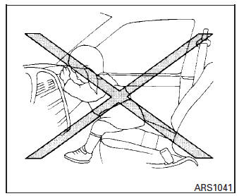 Nissan Micra. Roof-mounted curtain side-impact and supplemental air bag system