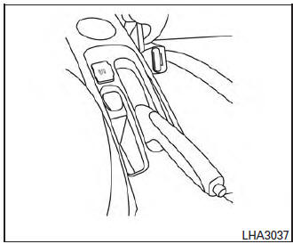 Nissan Micra. Connecting a device to the USB connection port