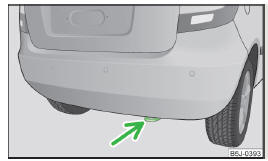 Fig. 149 Rear towing eye