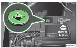 Fig. 132 Vehicle battery: Electrolyte level indicator