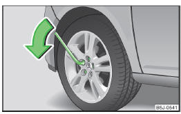 Fig. 141 Changing a wheel: Loosening the wheel bolts