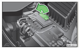 Fig. 131 Plastic cover of the vehicle battery